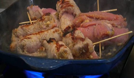 телячьи рулетики на шпажках с изюмом и орехами