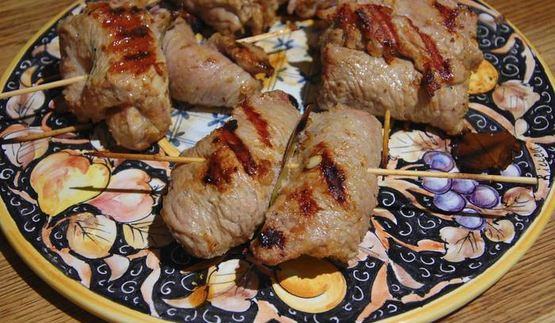 телячьи рулетики на шпажках с изюмом и орехами