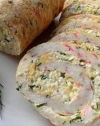 Закусочный рулет из крабовых палочек с сыром