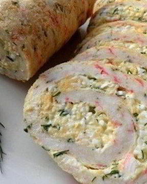Закусочный рулет из крабовых палочек с сыром