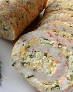 Закусочный рулет из крабовых палочек с сыром