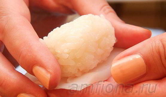 нигири-суши с кальмаром