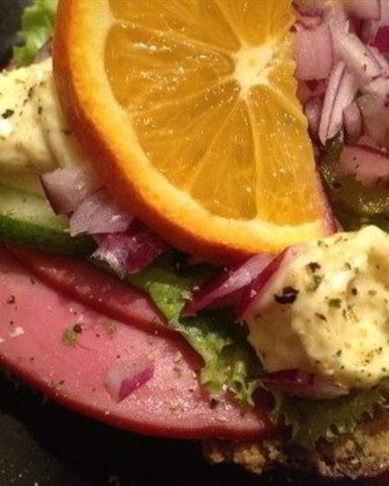 Рецепт датского открытого сэндвича с паштетом и салями