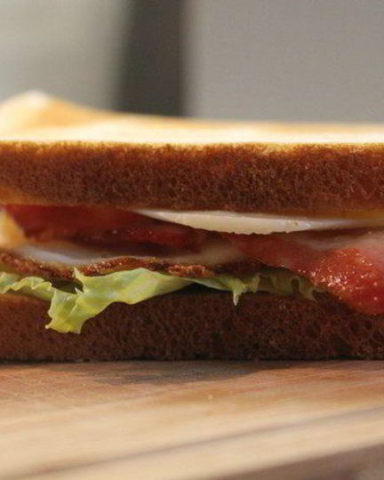 Рецепт клаба-сэндвича с беконом, яйцом и сыром