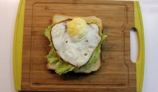 клаб-сэндвич с беконом, яйцом и сыром