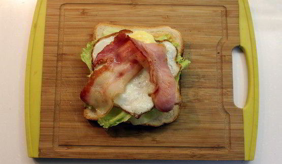 клаб-сэндвич с беконом, яйцом и сыром