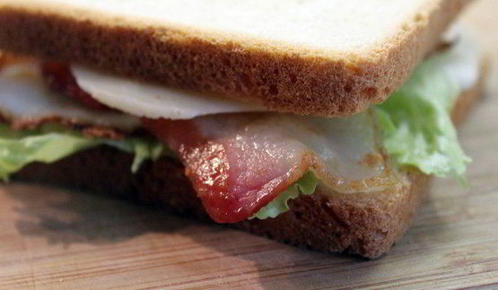 клаб-сэндвич с беконом, яйцом и сыром