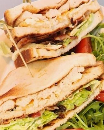 Рецепт клубного сэндвича с куриным филе, яйцом и беконом