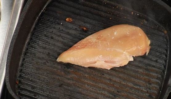 клубный сэндвич с куриным филе, яйцом и беконом