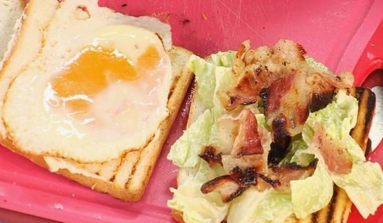 клубный сэндвич с куриным филе, яйцом и беконом