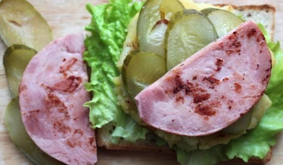 открытый сэндвич с картофелем и ветчиной