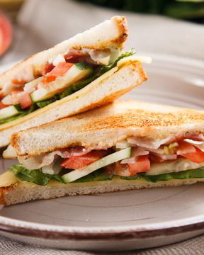 Сэндвич с беконом и сыром