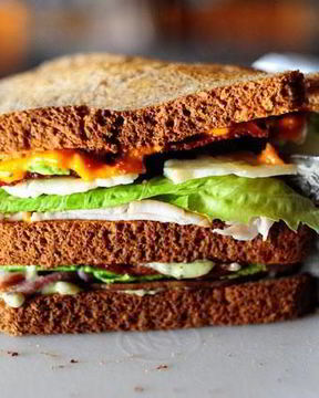 Сэндвич с беконом, ветчиной и индейкой