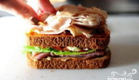 сэндвич с беконом, ветчиной и индейкой