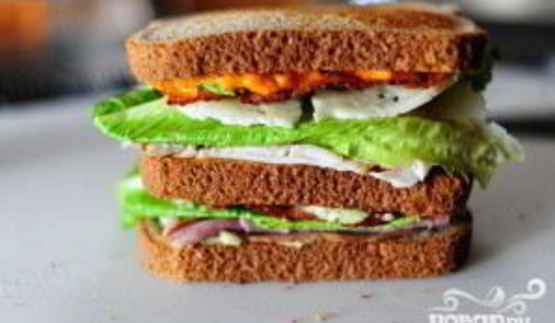 сэндвич с беконом, ветчиной и индейкой