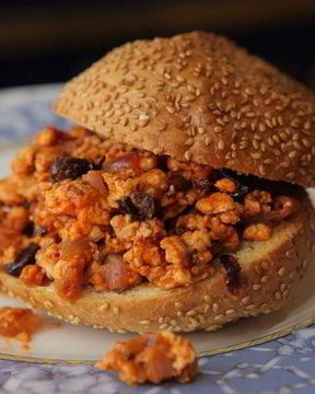 Сэндвич с индейкой, изюмом и оливками