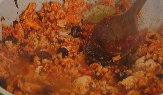 сэндвич с индейкой, изюмом и оливками