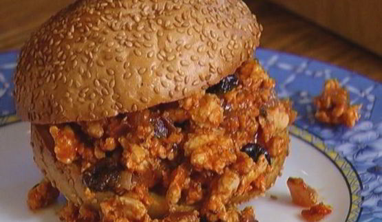 сэндвич с индейкой, изюмом и оливками