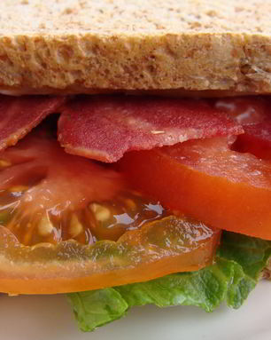 Сэндвич с индейкой, листовым салатом и помидором