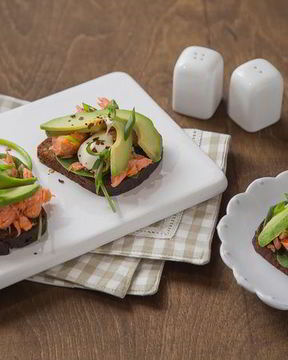 Сэндвич с копченым лососем и авокадо