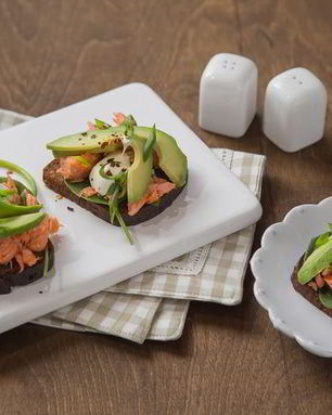 Сэндвич с копченым лососем и авокадо