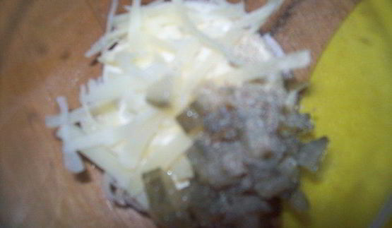 сэндвич с курицей, горчицей и перепелиным яйцом