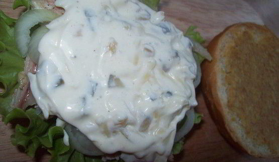 сэндвич с курицей, горчицей и перепелиным яйцом