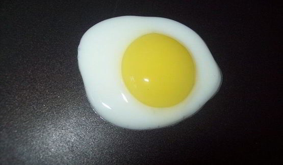 сэндвич с курицей, горчицей и перепелиным яйцом