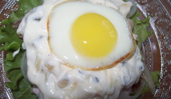 сэндвич с курицей, горчицей и перепелиным яйцом