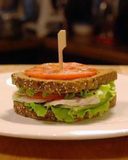 Рецепт сэндвича с отварным куриным филе и овощами