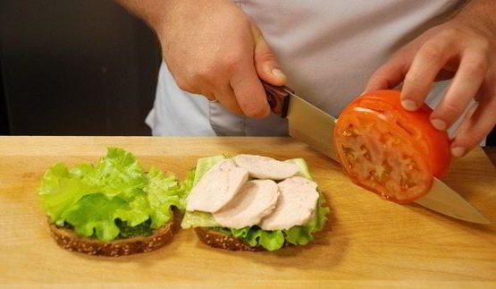 сэндвич с отварным куриным филе и овощами