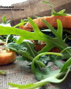 Сэндвич с тунцом, руколой и горчицей