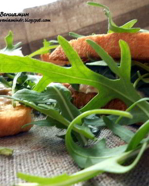 Сэндвич с тунцом, руколой и горчицей