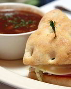 Сэндвичи из фокаччи с рукколой, моцареллой, маринованным красным луком и помидорами