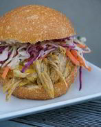 Сэндвичи со свининой, жареной в пиве с овощами