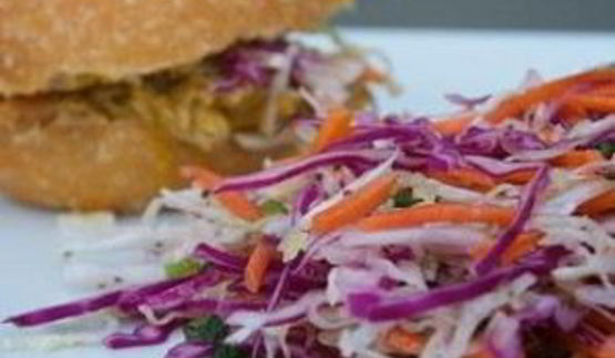 сэндвичи со свининой, жареной в пиве с овощами