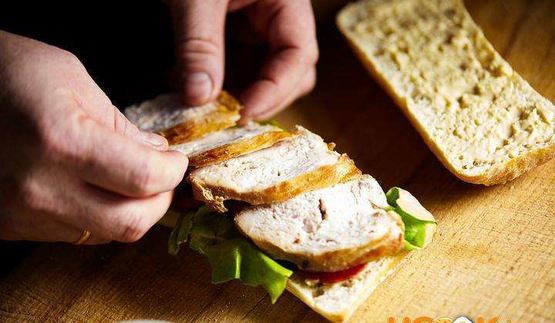 теплый сэндвич с куриной грудкой