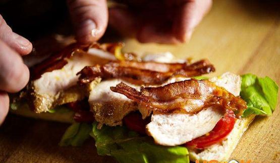 теплый сэндвич с куриной грудкой