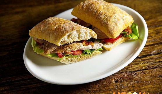 теплый сэндвич с куриной грудкой