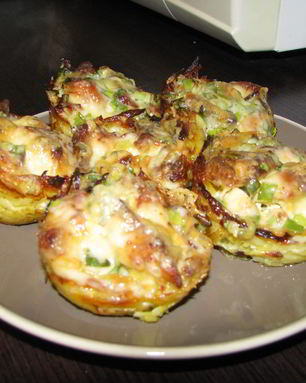 Тарталетки из картофеля с куриным филе под чесночно-сырным соусом