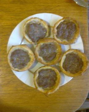 Тарталетки из слоеного теста с фаршем