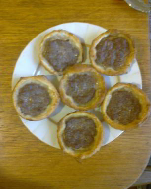 Тарталетки из слоеного теста с фаршем