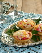 Тарталетки с ананасами и крабовыми палочками