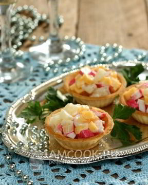 Тарталетки с ананасами и крабовыми палочками