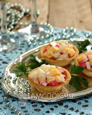 Тарталетки с ананасами и крабовыми палочками