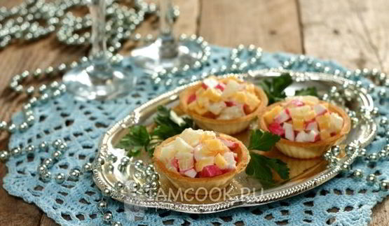 тарталетки с ананасами и крабовыми палочками