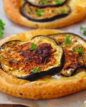 Тарталетки с баклажанами и сыром Бри