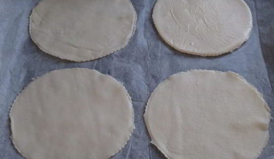 тарталетки с баклажанами и сыром бри