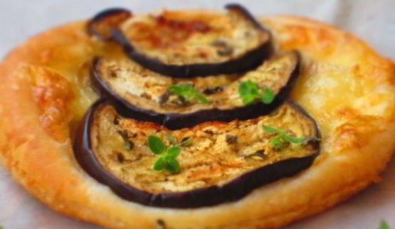 тарталетки с баклажанами и сыром бри