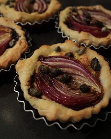 Рецепт тарталеток с красным луком и сырным соусом